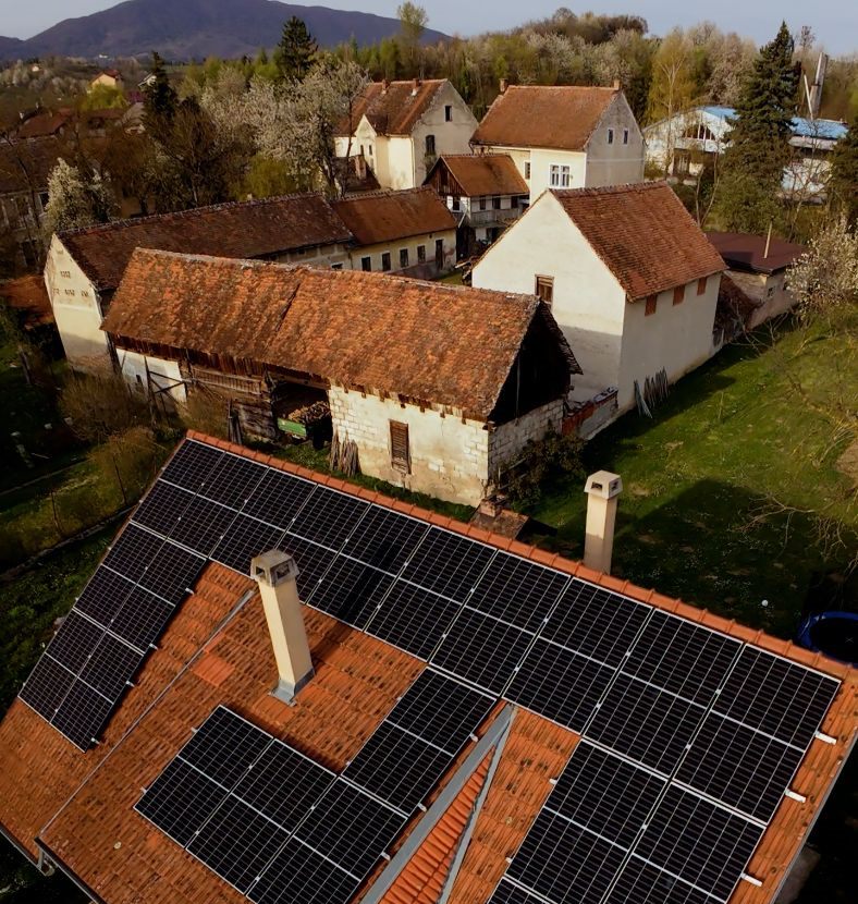 Dron snimka solarne elektrane u naselju