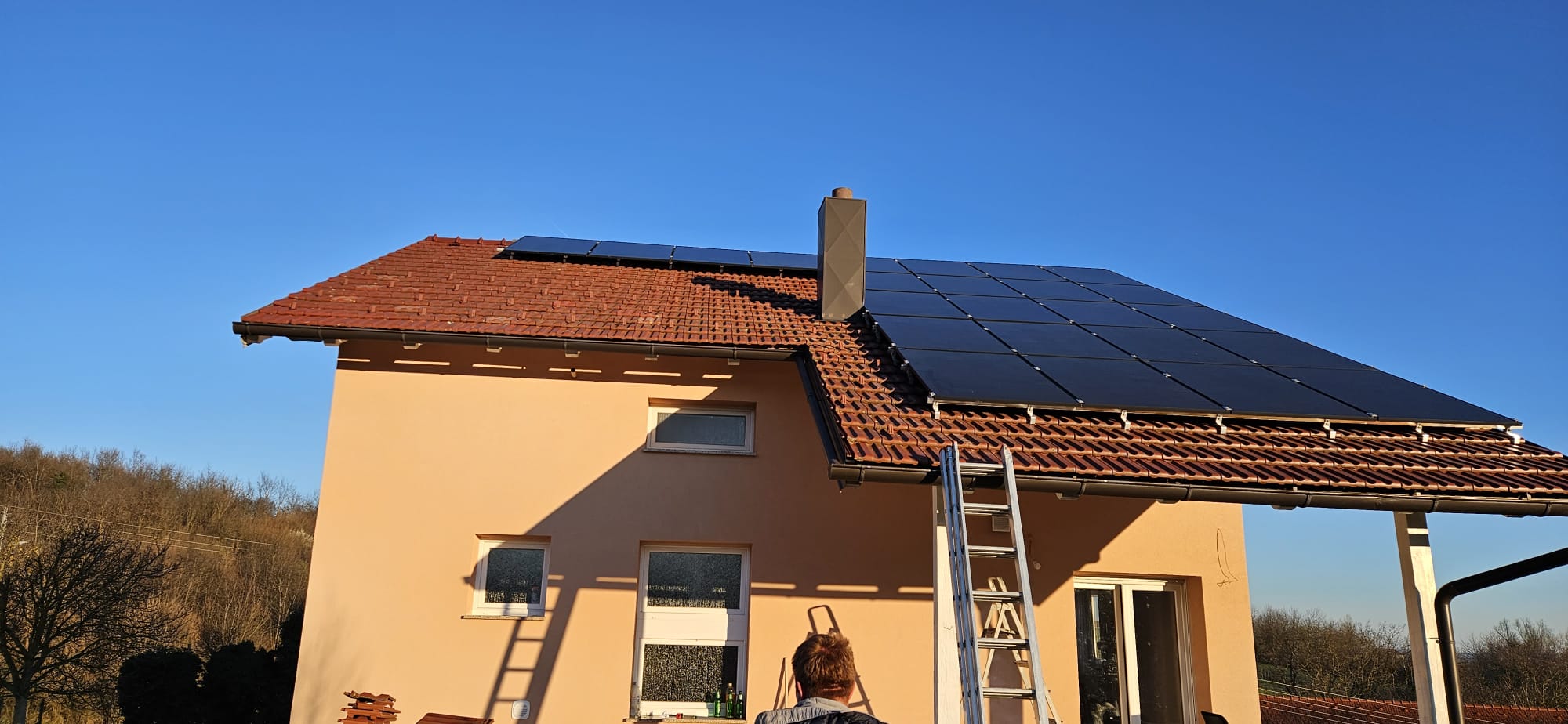 Solarna instalacija na crvenoj crijepu - montaža u tijeku