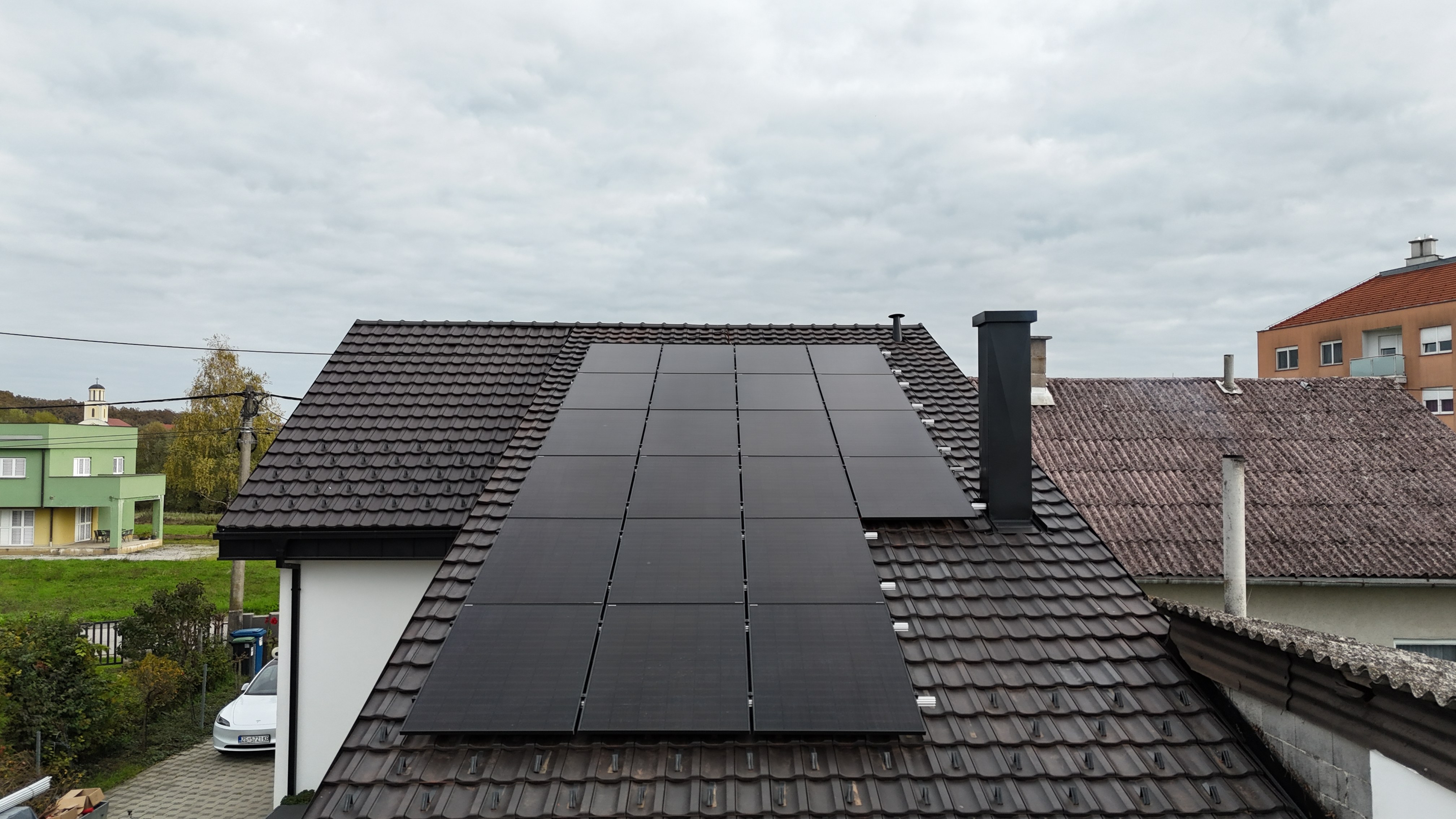 Solarna elektrana na tamnom crijepu - pogled odozgo