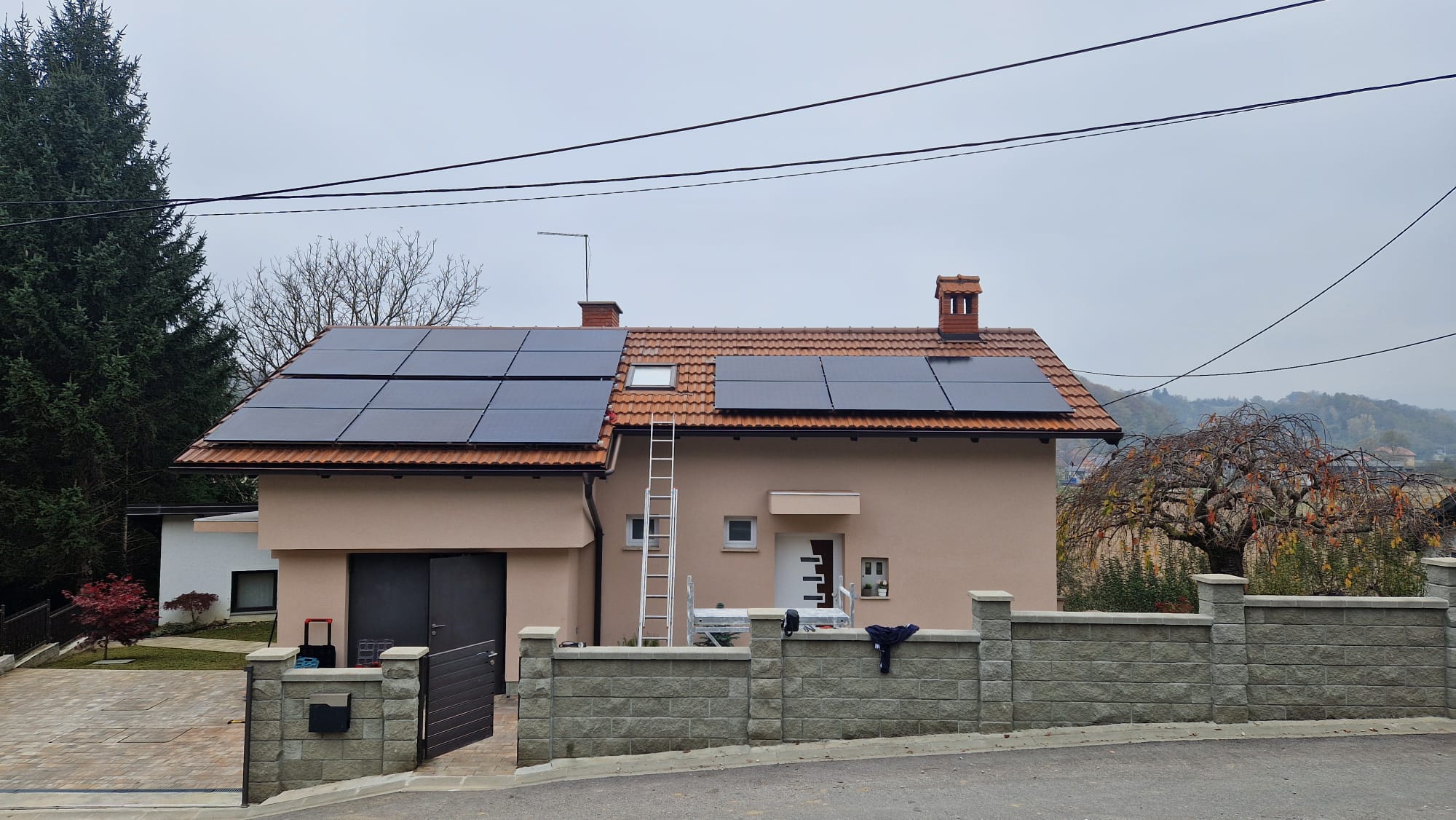 Moderna kuća s solarnim panelima na crvenoj crijepu