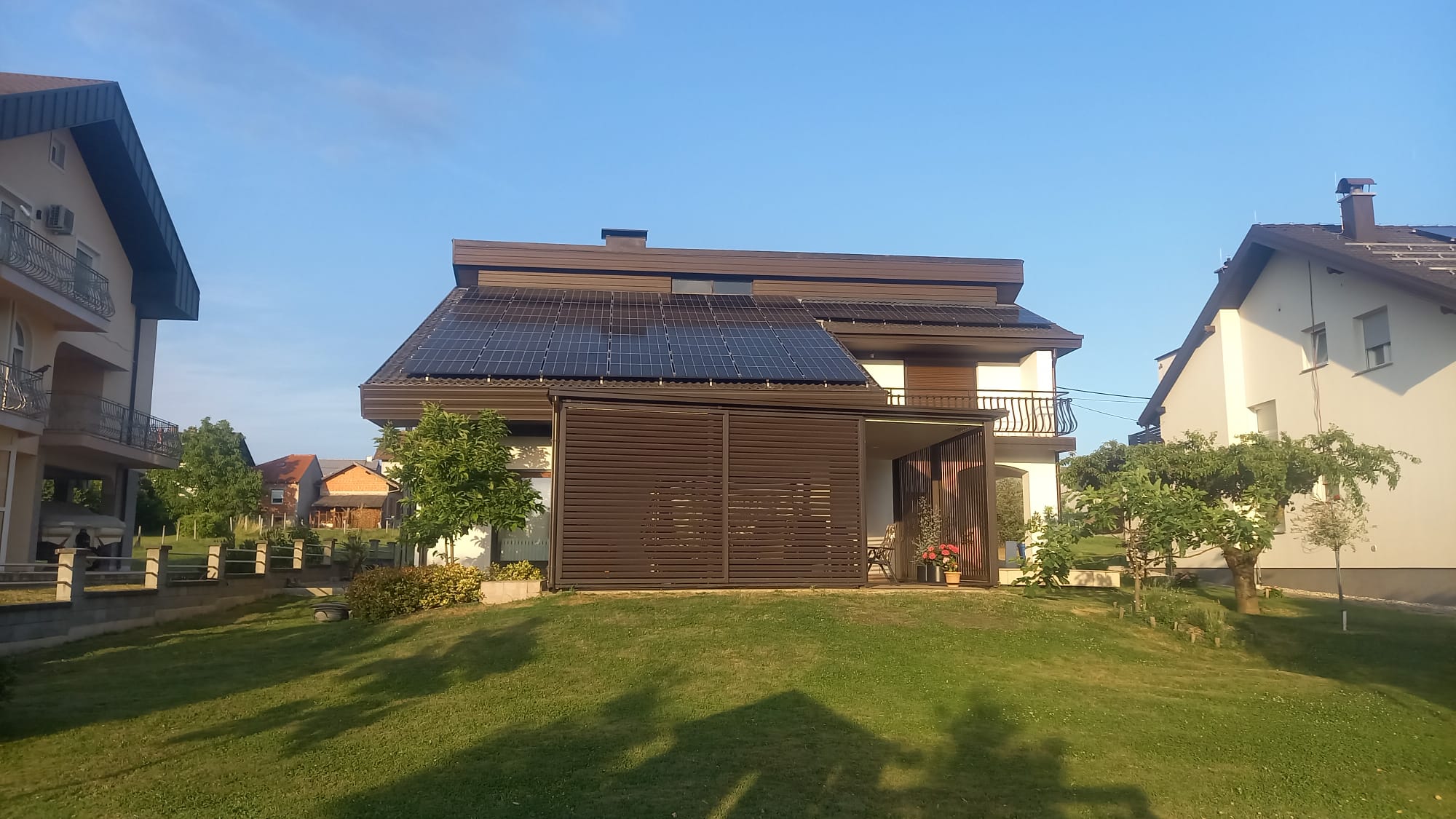 Suvremena kuća s drvenom fasadom i solarnim panelima
